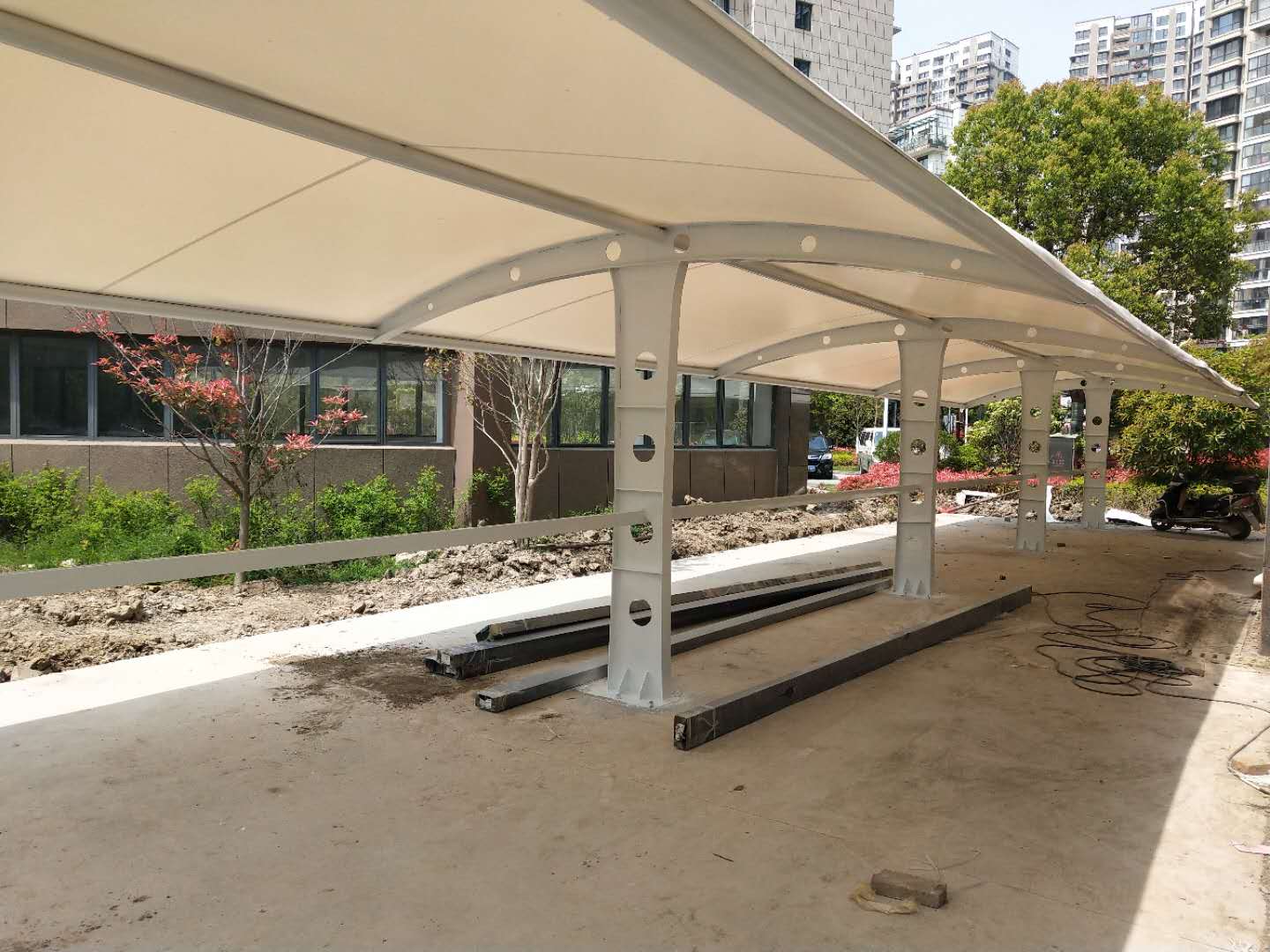 杭州市小車棚廠家,嘉興膜結(jié)構(gòu)安裝價(jià)格,寧波小區(qū)停車棚價(jià)格,浙江膜結(jié)構(gòu)加工