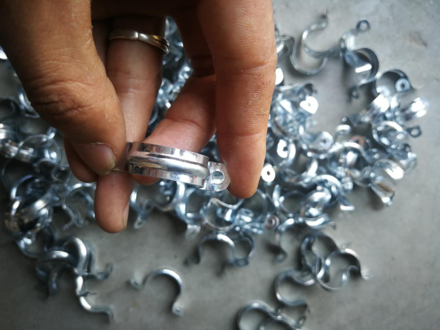 廠家直銷鐵質(zhì)馬鞍卡DN20(4分）品質(zhì)保證