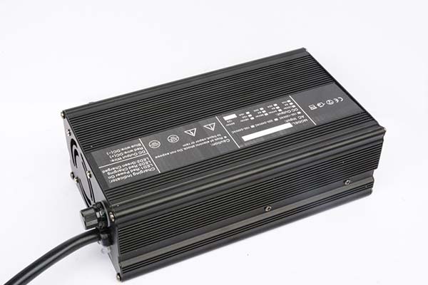 AGV智能機(jī)器充電器24V15A廠家直銷 洗地機(jī)堆高車牽引車電動(dòng)車充電器