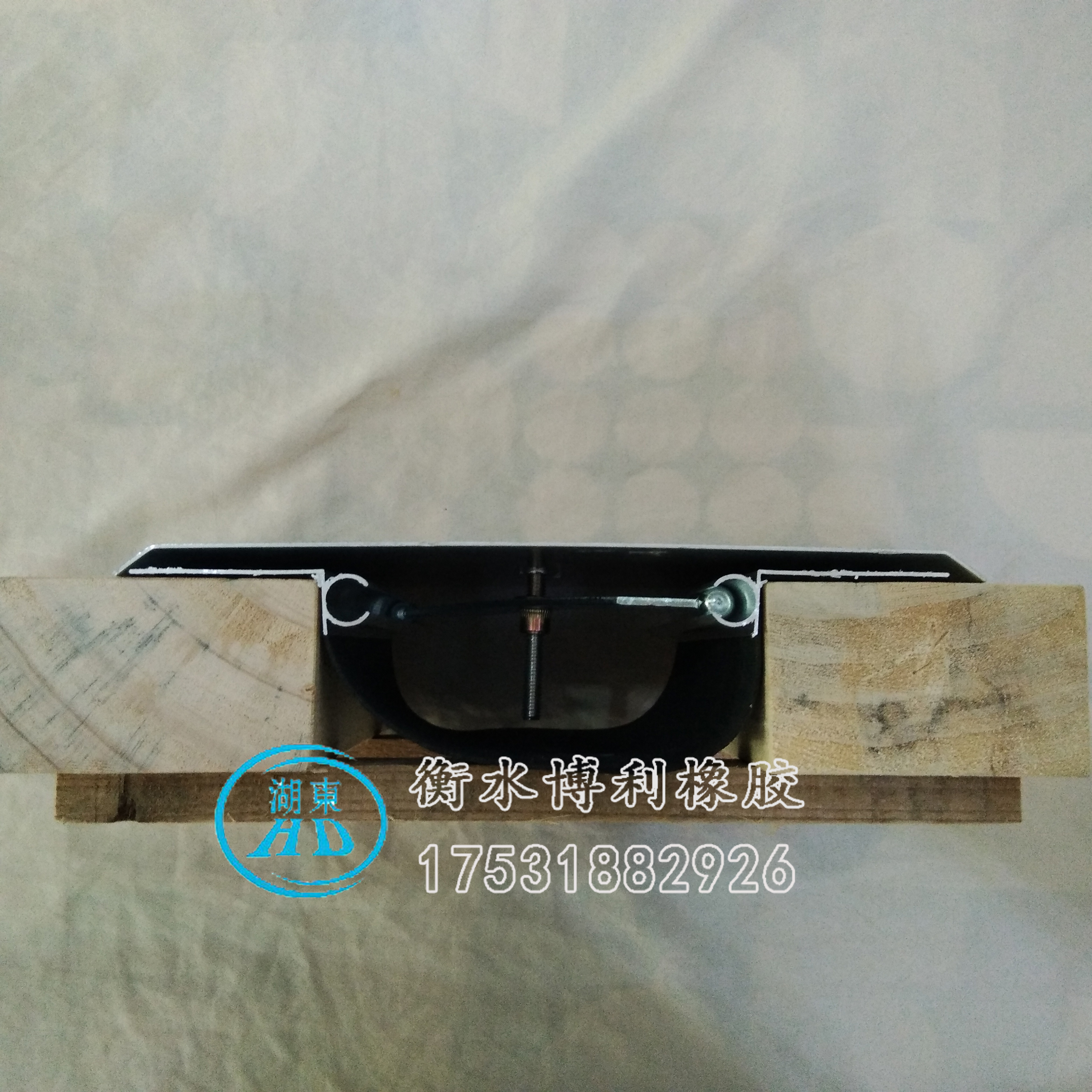 工廠供應(yīng)建筑外墻平面滑竿型變形縫