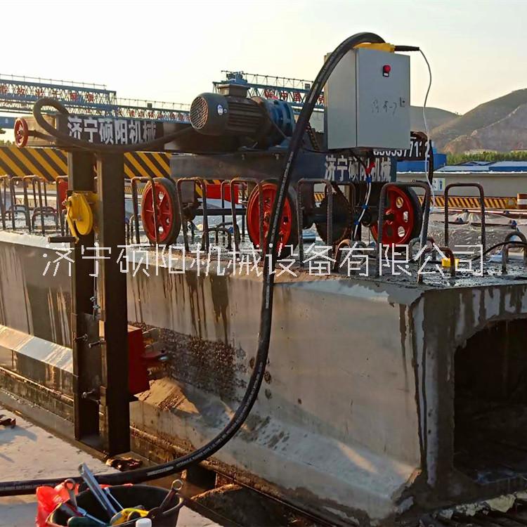 碩陽機械生產(chǎn)廠家自動行走鑿毛機 空心板空心板梁測面自動行走鑿毛機梁測面自動行走鑿毛機