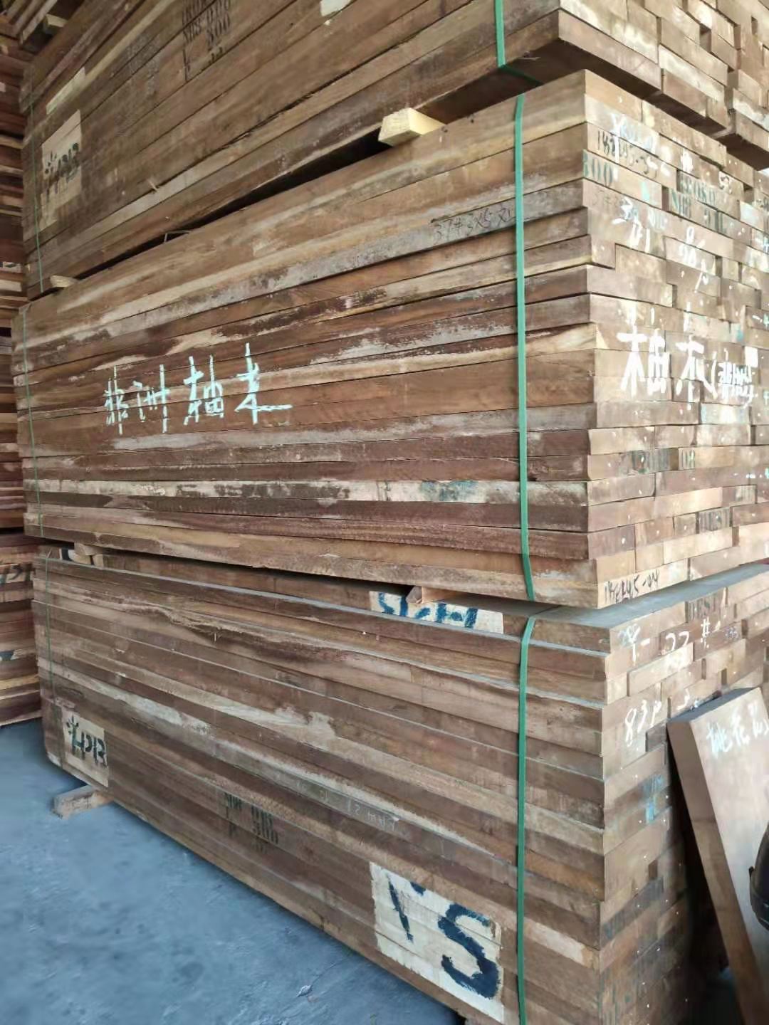 非洲柚木 廠(chǎng)家直銷(xiāo) 穩(wěn)定性好。木材的強(qiáng)度和各項(xiàng)力學(xué)指標(biāo)較高 表面加工、油漆、膠黏、車(chē)旋等性能良好