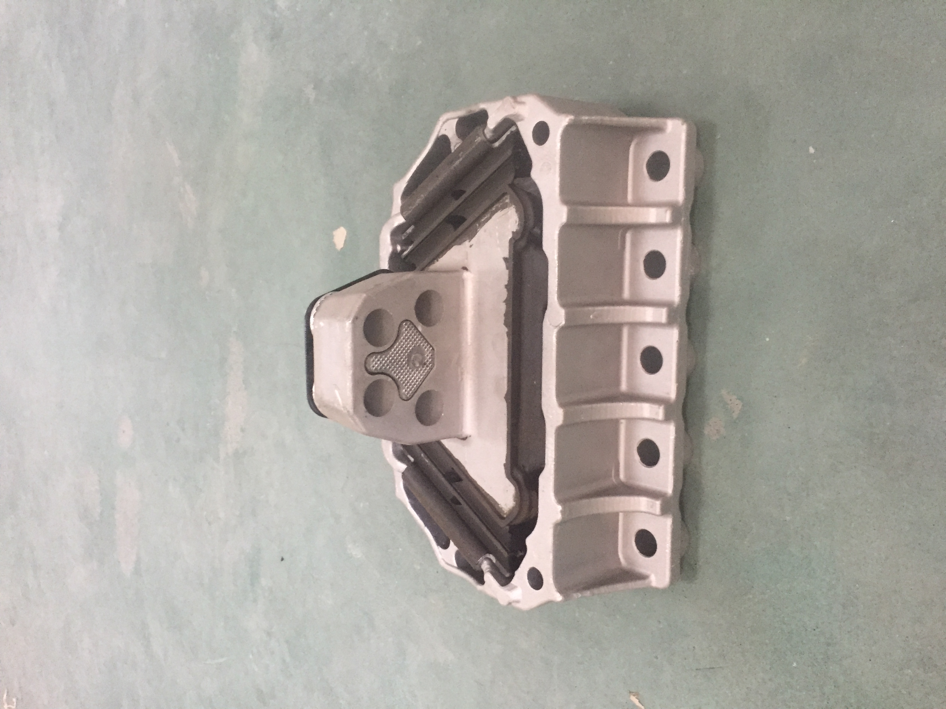 廠家直銷VOLVO卡車發(fā)動機支架OEM2072322420399992|任縣雙豐密封件廠