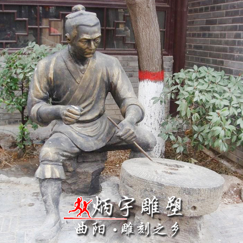 民俗人物雕塑鑄銅雕塑定制 古代打更巡邏人物雕塑 騎自行車人物雕塑 雕花人物雕塑 制作陶瓷工藝流程雕塑 民俗文化雕塑