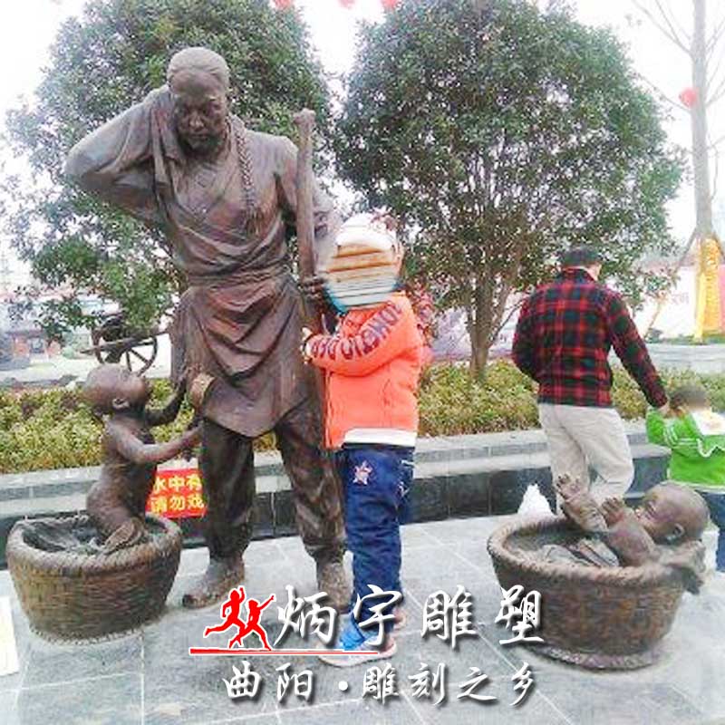 街頭賣(mài)貨郎雕塑鑄銅雕塑廠家 碼頭工人農(nóng)民工人雕塑 一家三口推車(chē)人物雕塑 民俗小品闖關(guān)東走西口雕塑 洗衣服人物雕塑