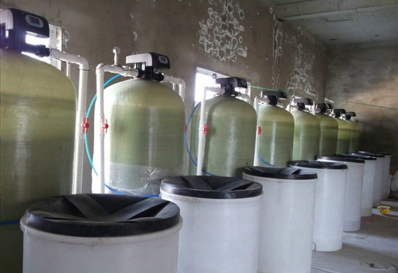 駐馬店軟化水設(shè)備制造商直銷8噸硬水過(guò)濾軟化水設(shè)備 不結(jié)垢效果明顯