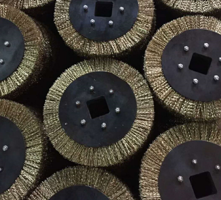 直銷工業(yè)機械拋光刷除銹打磨纏繞式不銹鋼絲刷輥鍍銅絲定做毛刷輪