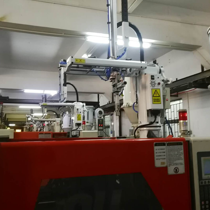 斜臂式機械手臂 回旋式取料工業(yè)自動化斜臂式單臂注塑機機械手