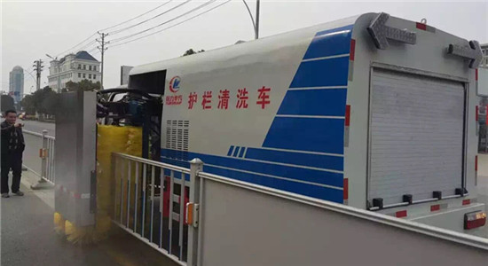 東風(fēng)小多利卡護(hù)欄清洗車，城市街道護(hù)欄清洗車配置，城市護(hù)欄清洗車廠家，廠家直銷東風(fēng)街道護(hù)欄清洗車