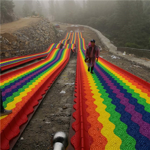 度假村大型七彩滑道景區(qū)彩虹滑道設(shè)