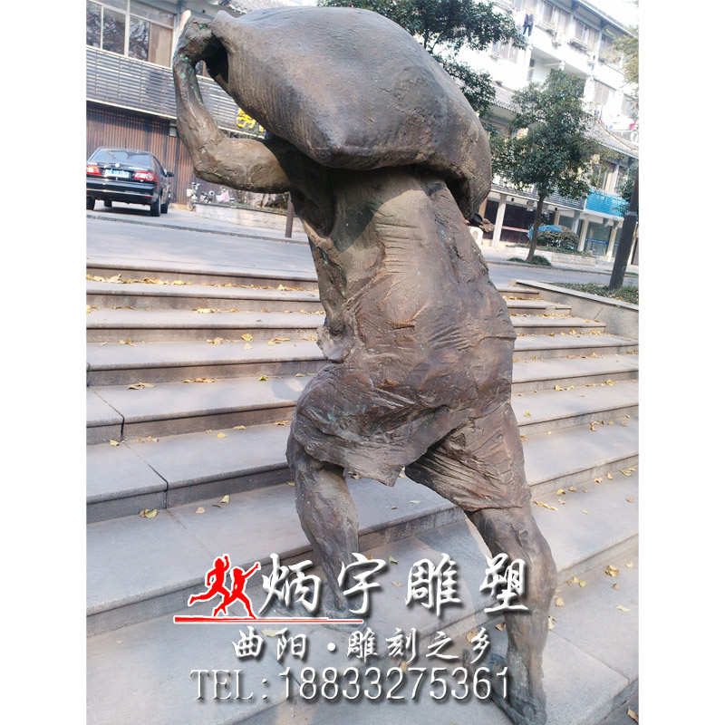 碼頭搬運(yùn)工人雕塑鑄銅雕塑廠家定制 推車挑擔(dān)子人物雕塑 抗麻袋人物雕塑 勞動(dòng)人物雕塑 玻璃鋼仿銅雕塑