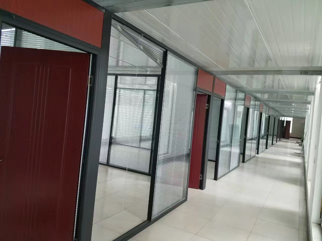 雙玻帶百葉隔斷實木門 供應(yīng)86款高隔斷 北京雙玻百葉隔斷廠家