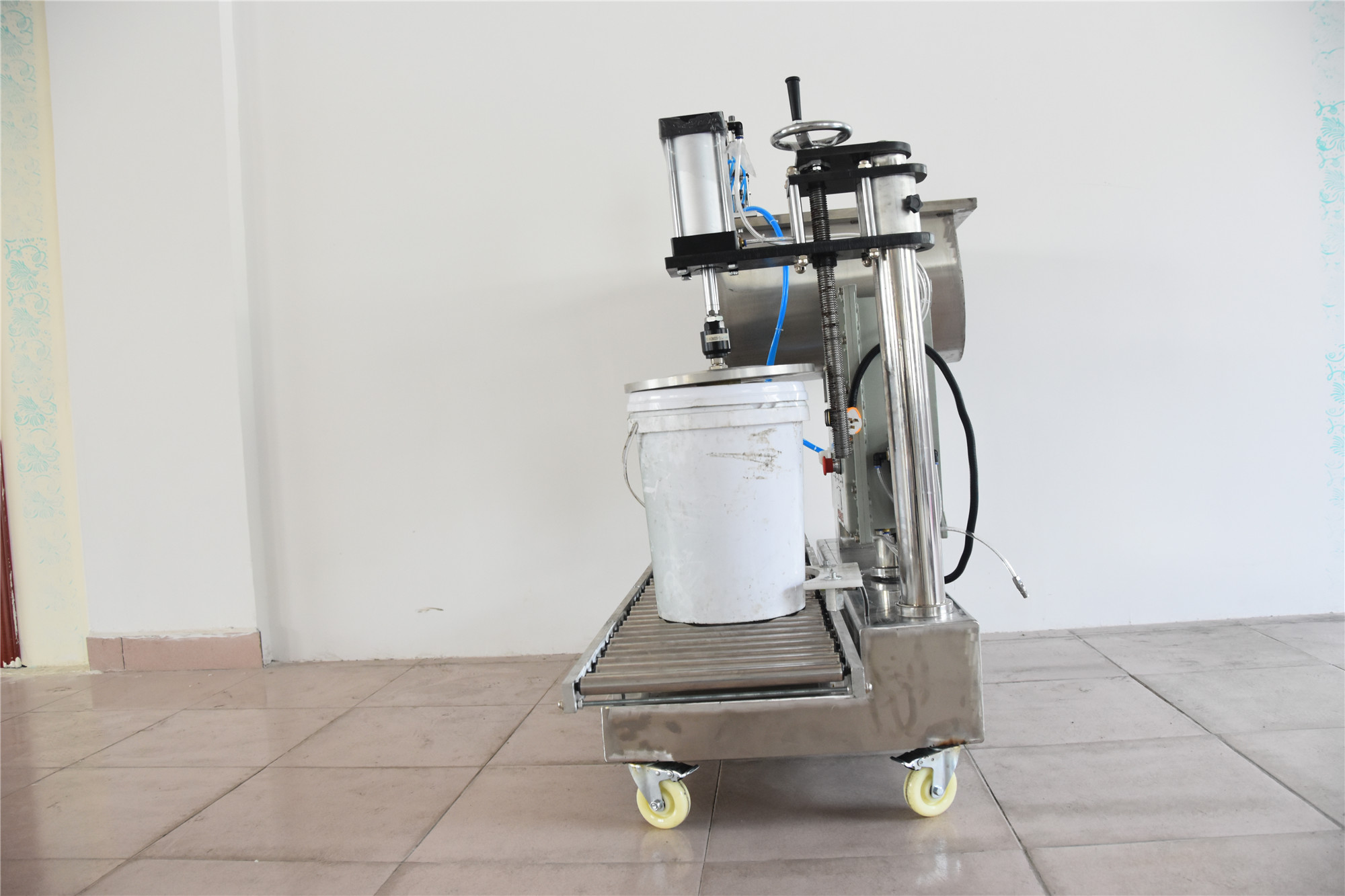 XSH-D12斗式灌裝機(jī) 定量灌裝 自動(dòng)壓蓋