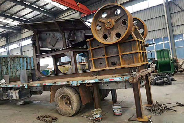 移動(dòng)反擊破是很有發(fā)展前途的破碎設(shè)備