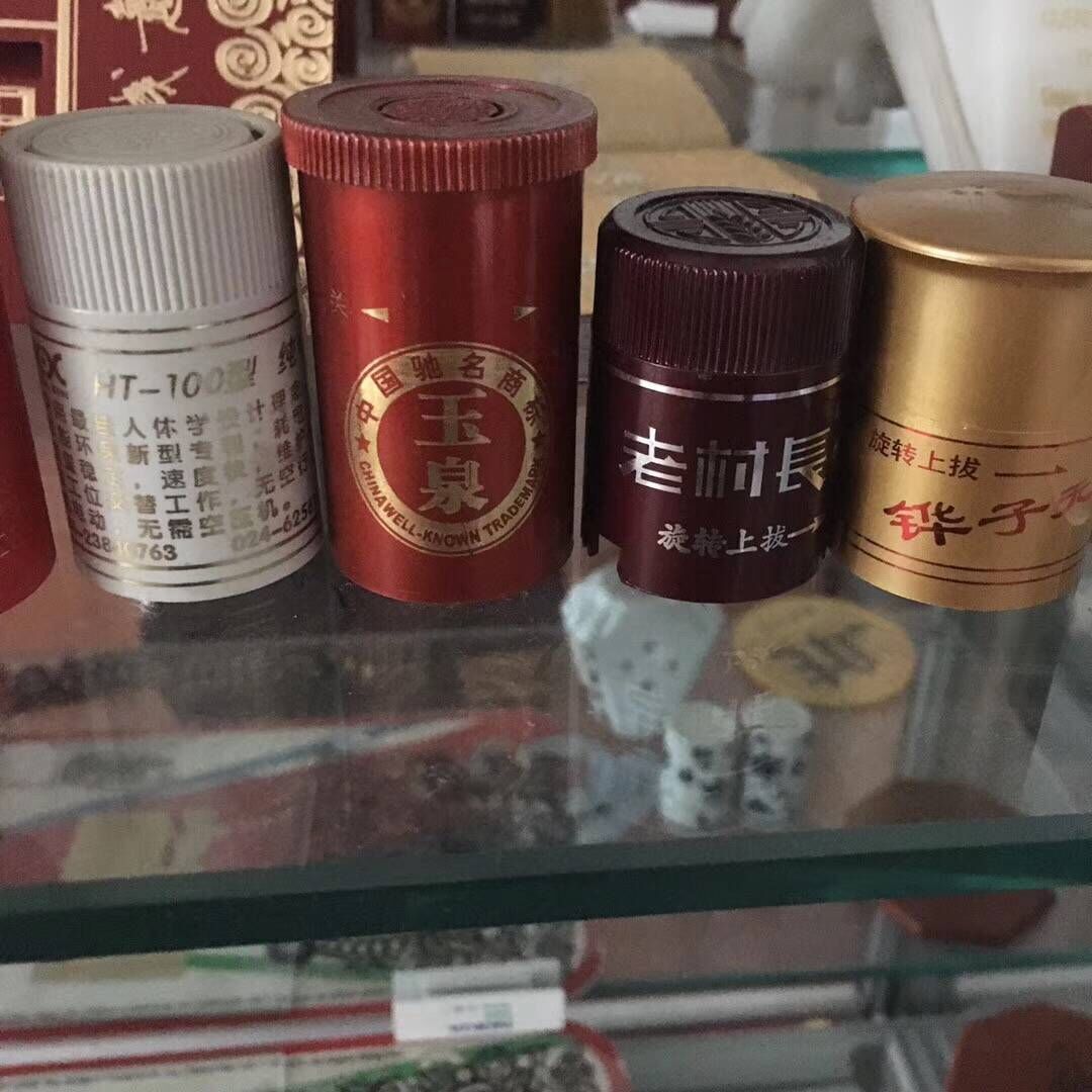 餐盒蓋保鮮盒貼標(biāo)機(jī) 半自動(dòng)圓盒圓罐飯碗不干膠貼標(biāo)機(jī)價(jià)格 全自動(dòng)蓋子貼標(biāo)機(jī)生產(chǎn)廠家