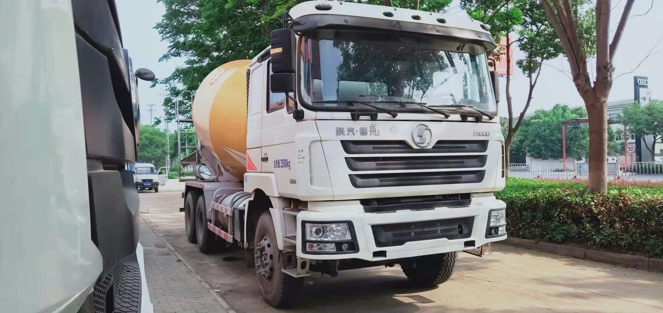 庫存 陜汽德龍?zhí)烊細(xì)?2方水泥攪拌車