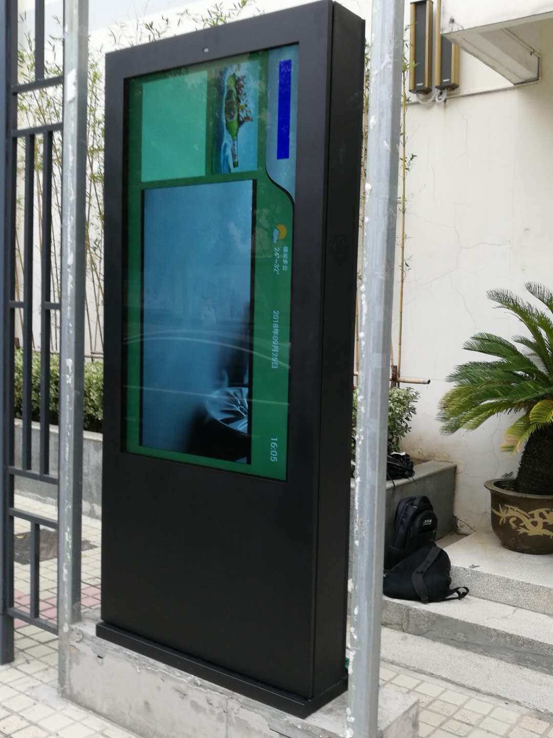 安徽合肥立式信息發(fā)布廣告屏 迅博明立式戶外信息發(fā)布廣告屏防水防霧防凍耐高溫