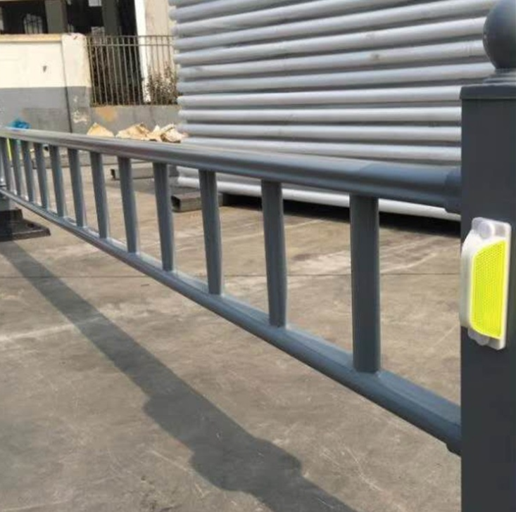 鋅鋼道路公路防護(hù)欄交通安全防撞柵欄馬路市政隔離護(hù)欄欄桿可定制