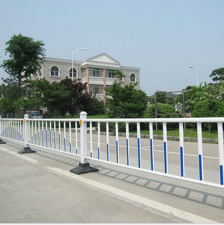廠家直銷鋅鋼道路護(hù)欄馬路市政隔離護(hù)欄公路交通防撞柵欄可定制