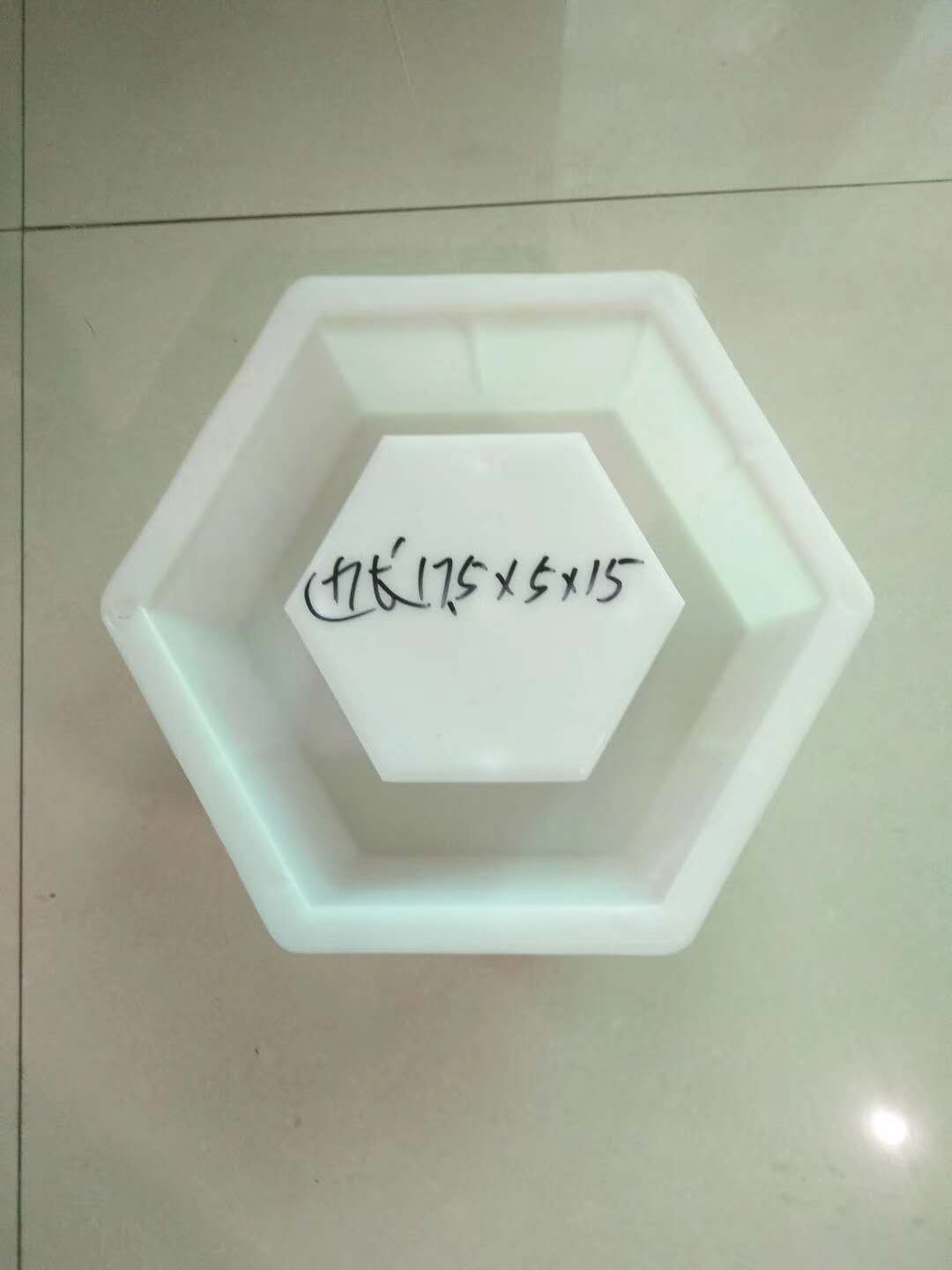 本廠生產(chǎn)各種蓋板模具、護(hù)坡模具