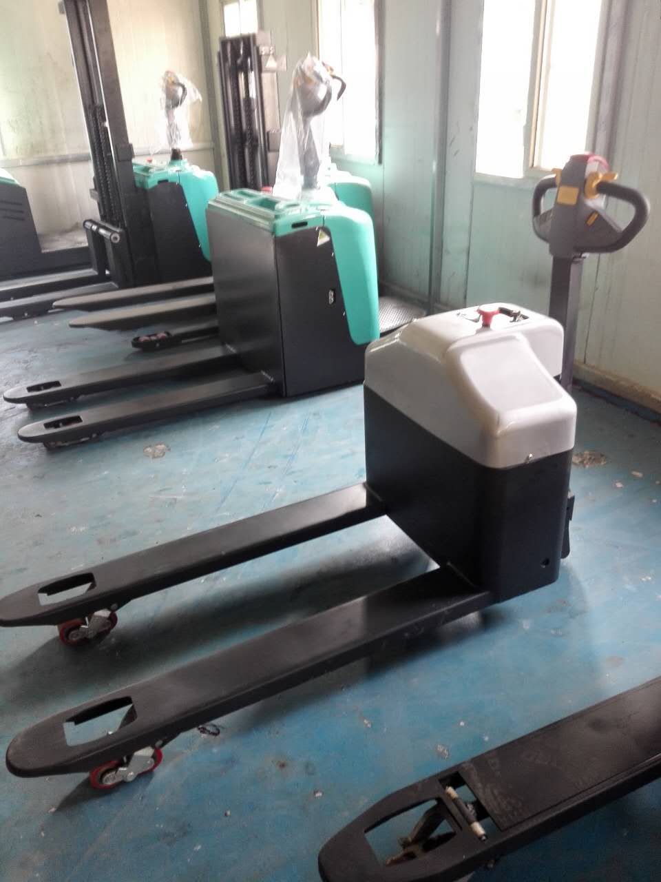輕巧全電動搬運車廠家供應(yīng)