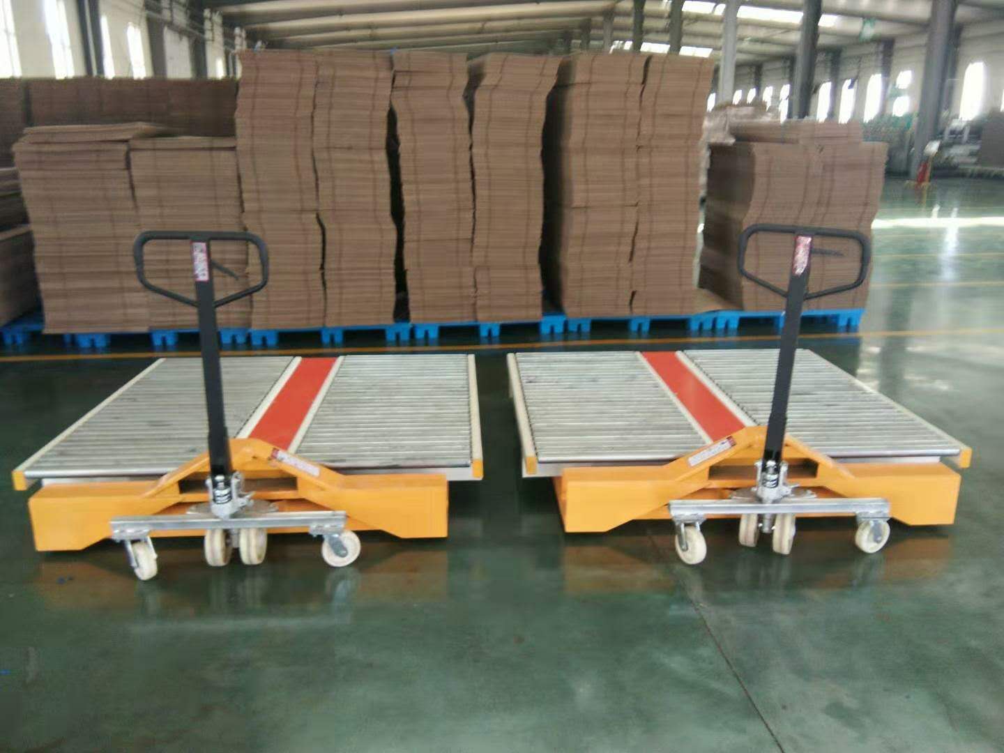 18561912003 無(wú)動(dòng)力輥液壓手推車(chē)廠家