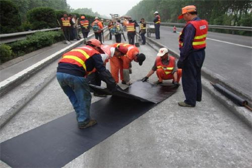 抗裂貼 世嘉抗裂貼廠家 抗裂貼價(jià)格 公路養(yǎng)護(hù)白改黑抗裂效果好  道路抗裂貼