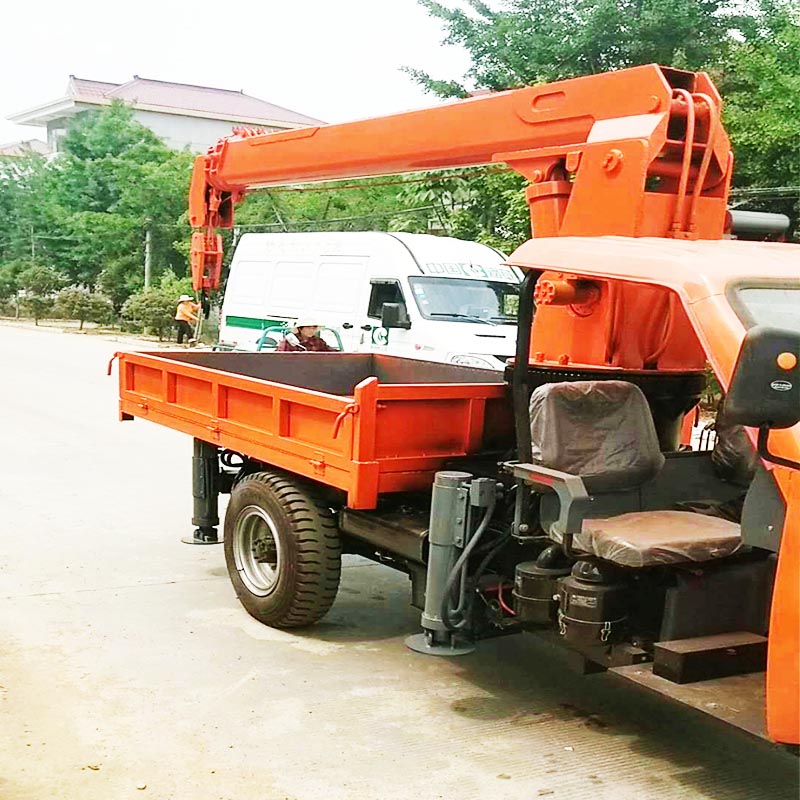 三輪起重機(jī)定做 25/28/32馬力帶自卸吊樹吊壽材三輪隨車吊 三馬車背背吊 三輪起重機(jī)價(jià)格