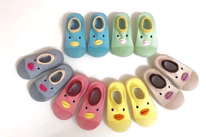 廠(chǎng)家直銷(xiāo)2019新款抗震不變形兒童*學(xué)步鞋