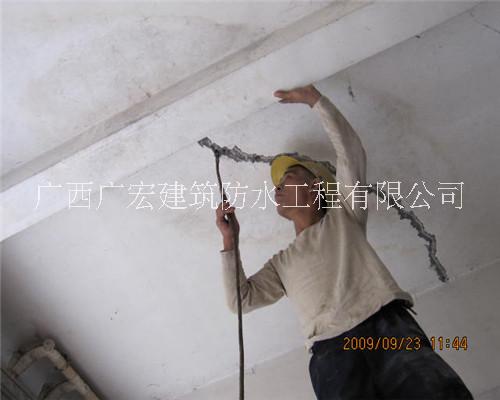 天花板裂縫補(bǔ)漏、天花板滲水補(bǔ)漏公司 南寧市天花板漏水補(bǔ)漏公司
