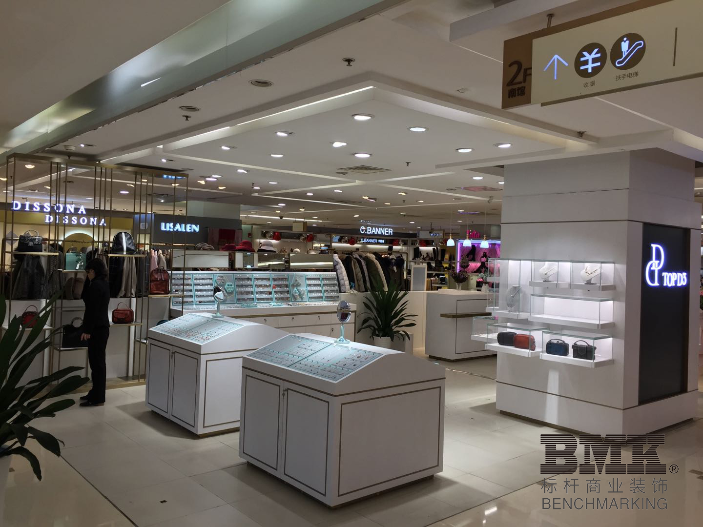 南京珠江路飾品店裝修案例_南京創(chuàng)意飾品店設(shè)計_南京飾品首飾展柜柜臺設(shè)計制作_南京*裝飾