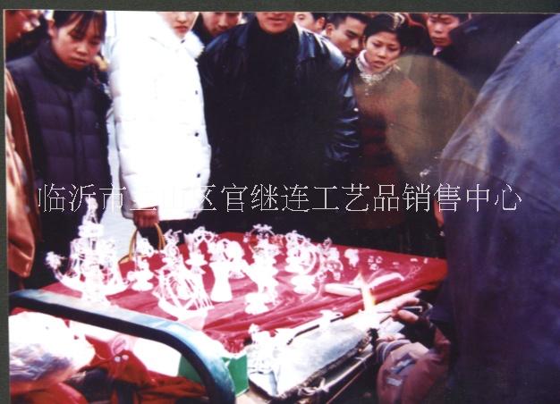 小夫妻千里學水晶禮品飾品生肖手藝只因看到別人現(xiàn)場制作的生意很紅火！