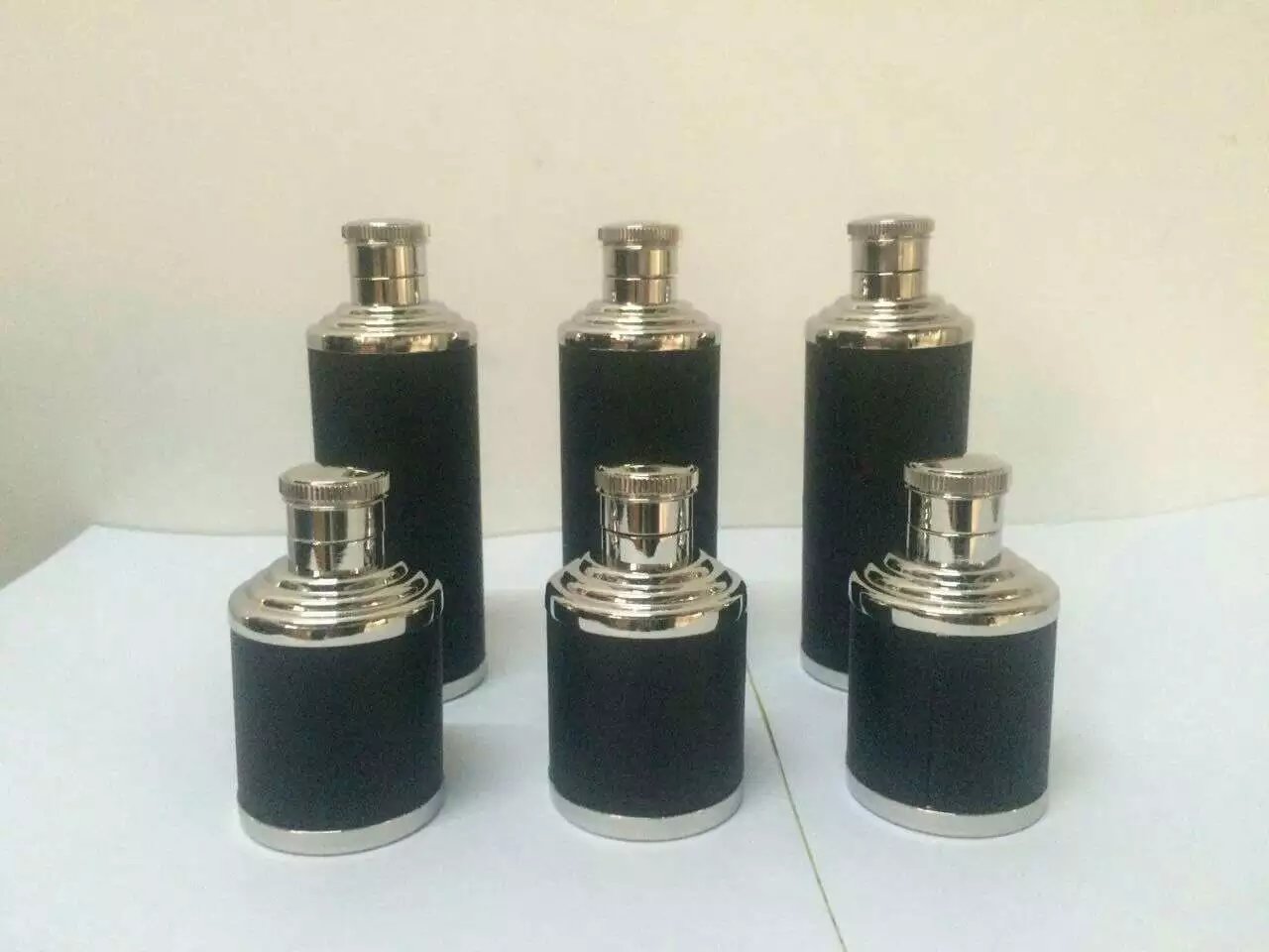 工廠供應(yīng)貼皮小酒壺 光漆隨身戶外  *鏡面圓形不銹鋼白酒小酒壺 便攜式貼皮小酒壺