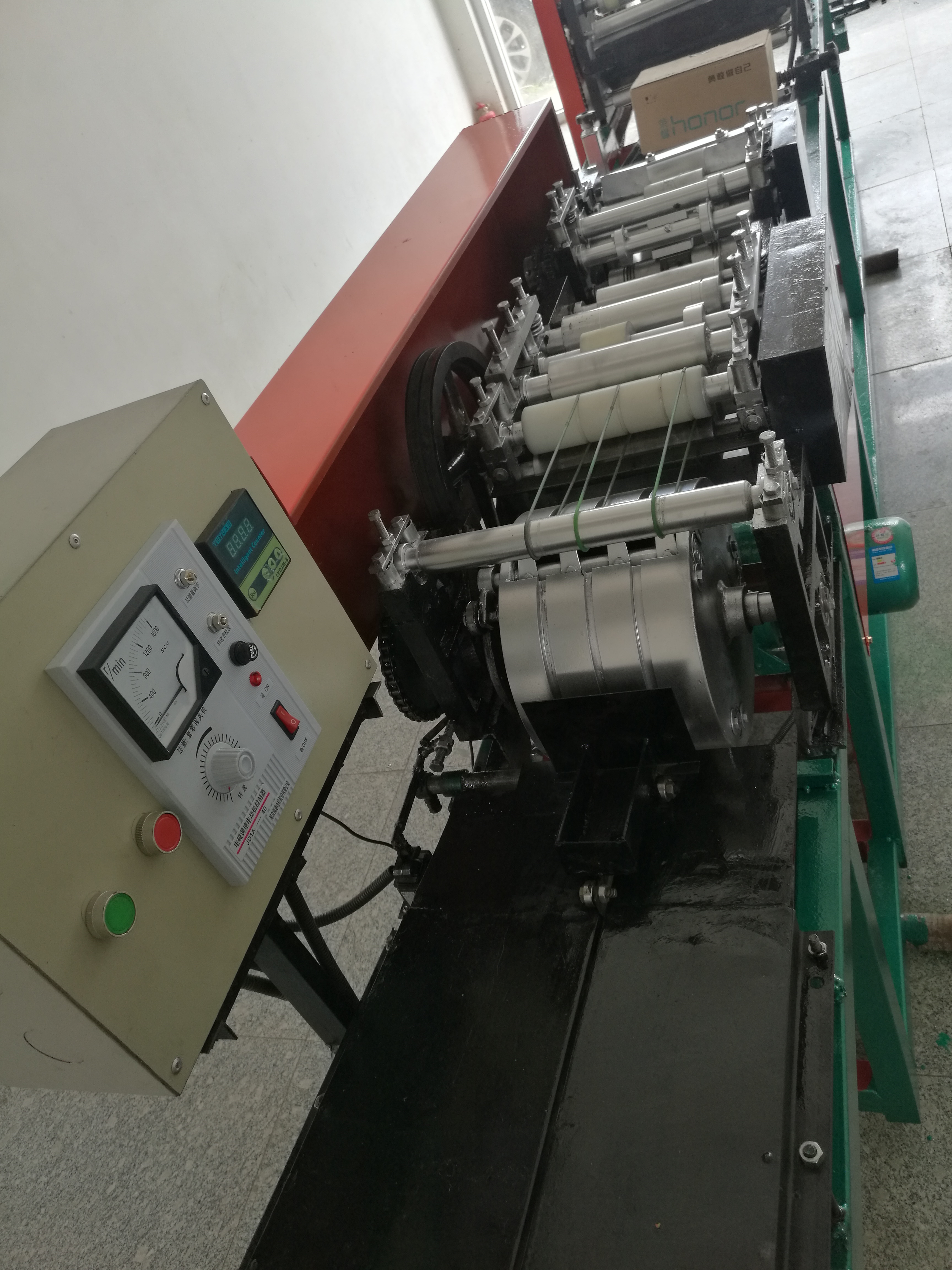 自動(dòng)折邊成袋的全自動(dòng)桃袋果袋機(jī) 自動(dòng)折邊成袋的桃袋果袋機(jī)