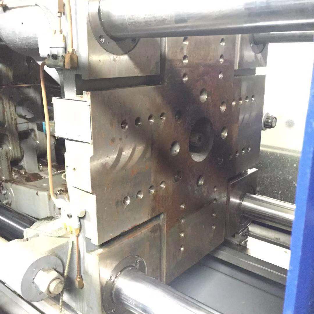 轉(zhuǎn)讓海航130噸二手注塑機(jī)出售，2017年原裝，機(jī)況基本全新，二手注塑機(jī)價(jià)格處理