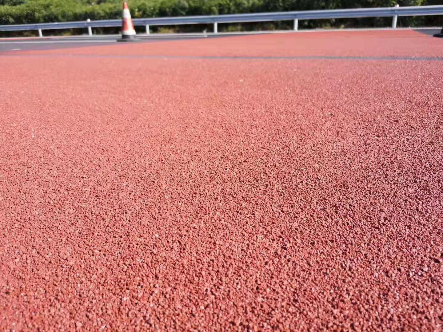 MMA防滑路面適用于各種瀝青路面、水泥混凝土地面的標線涂裝和彩色面層涂裝