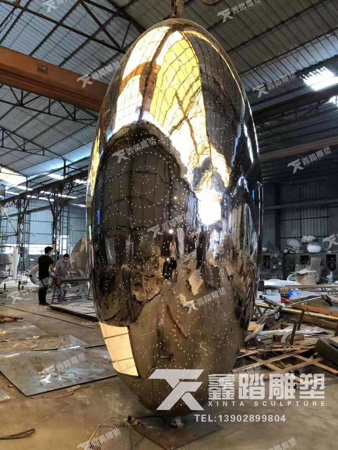 橢圓形廣場發(fā)光不銹鋼雕塑 內置LED燈帶 圓形穿孔造型透光好  表面鏡面非常透亮
