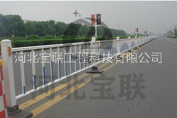 市政護欄 市政隔離柵 道路隔離網(wǎng)