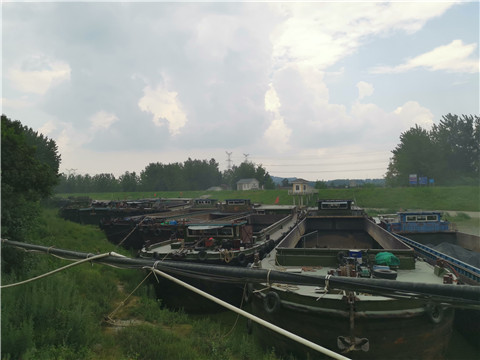 玄武巖礦石生產(chǎn)中，玄武巖裝船發(fā)貨，江蘇流光溢彩石料廠，玄武巖廠家報(bào)價(jià)