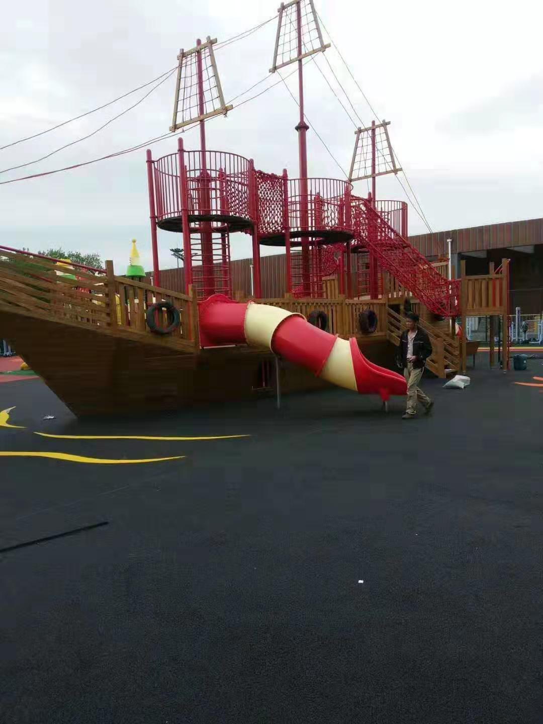 幼兒園木制攀爬架 戶外游樂設(shè)施 大型戶外碳化積木 涂鴉儲物柜