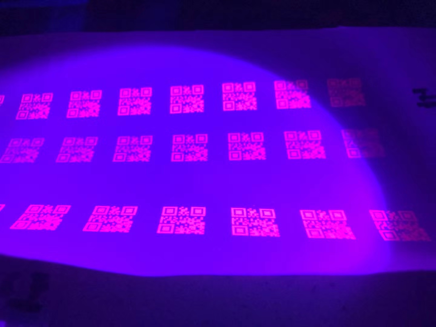 TIJ噴碼進(jìn)口溶劑隱形防偽紅色紫外燈覆膜材料二維碼快干墨水