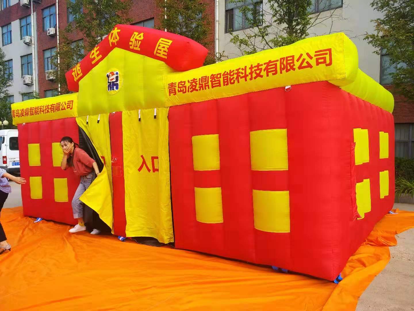 青島凌鼎消防逃生體驗(yàn)煙熱帳篷為學(xué)校、企業(yè)、社區(qū)提供緊急逃生體驗(yàn)服務(wù)