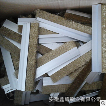 廠家直銷機(jī)床擋水銅絲鐵皮條刷 現(xiàn)貨批發(fā)除銹除塵鋼絲毛刷條 門底擋風(fēng)密封毛條定制