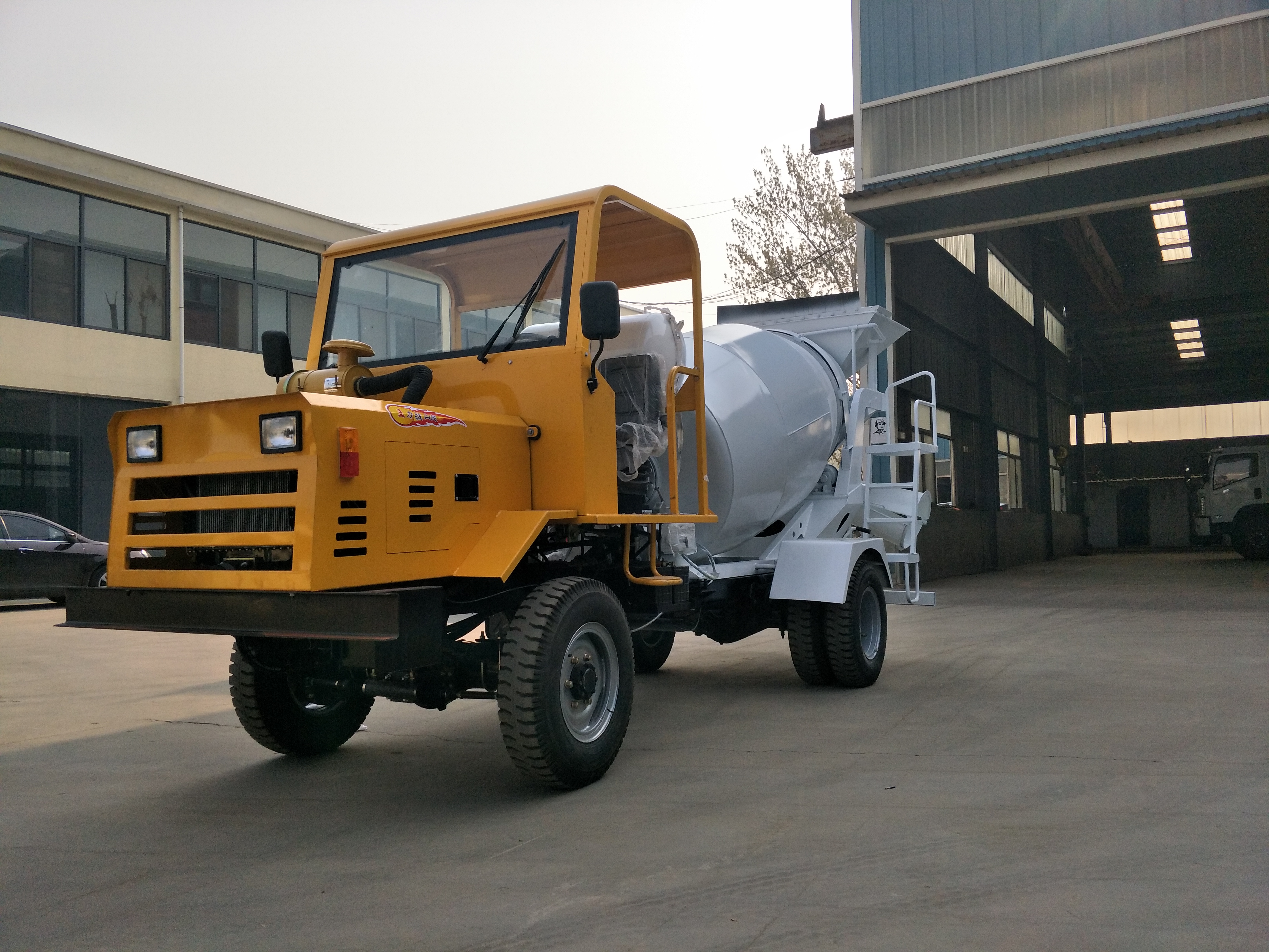 混凝土攪拌車直銷  廠家，耐用性【濟(jì)寧華億工程機(jī)械有限公司】