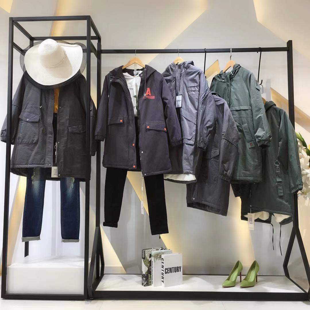 2019新款風(fēng)衣品牌折扣批發(fā)實(shí)體店服飾一手渠道批發(fā)