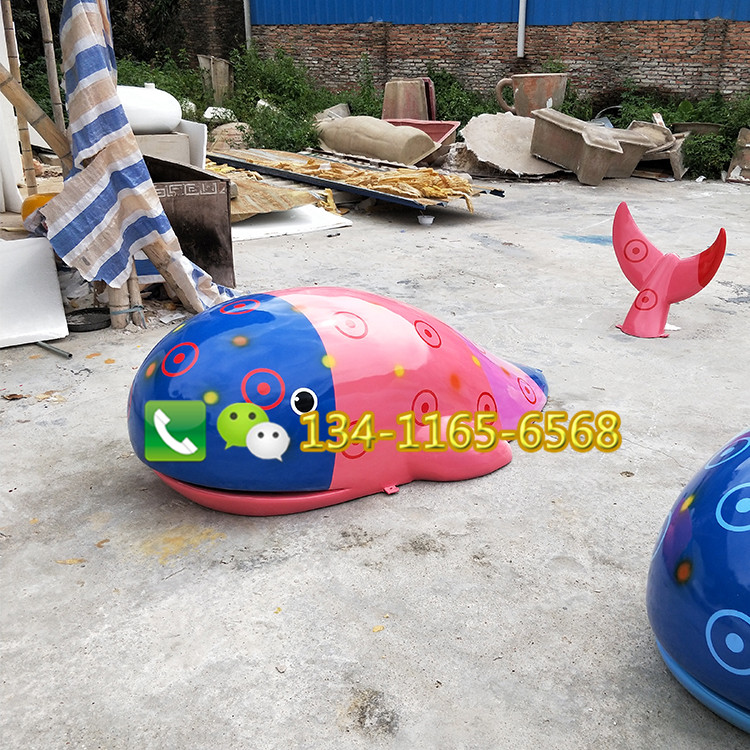 定制戶外大型玻璃鋼鯨魚(yú)雕塑廣場(chǎng)創(chuàng)意玻璃鋼彩繪鯨魚(yú)雕塑海洋生物美陳景觀卡通鯨魚(yú)雕塑廠家直銷