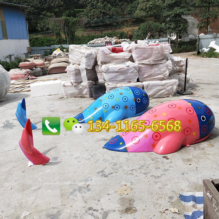 定制戶外大型玻璃鋼鯨魚(yú)雕塑廣場(chǎng)創(chuàng)意玻璃鋼彩繪鯨魚(yú)雕塑海洋生物美陳景觀卡通鯨魚(yú)雕塑廠家直銷