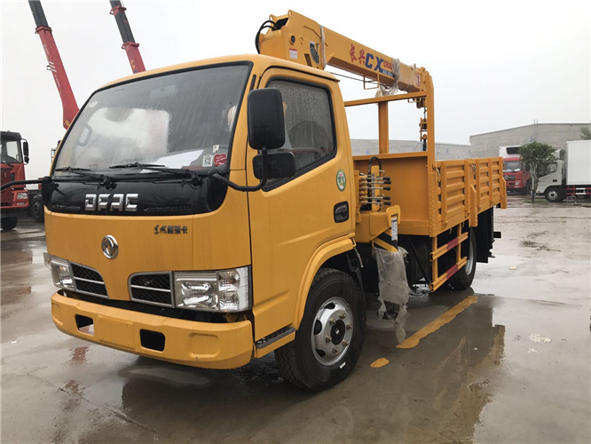 藍(lán)牌隨車吊多少錢一輛  5噸隨車吊價格