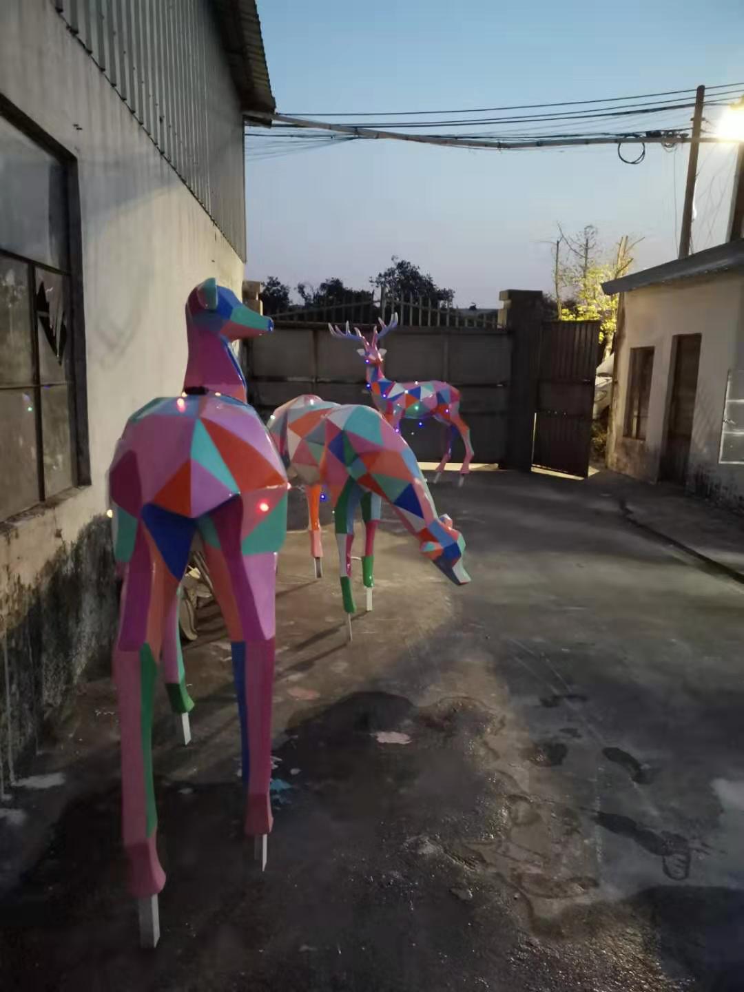 彩色夜晚發(fā)光玻璃鋼藝術(shù)雕塑彩燈梅 夜晚發(fā)光玻璃鋼藝術(shù)雕塑彩燈鹿