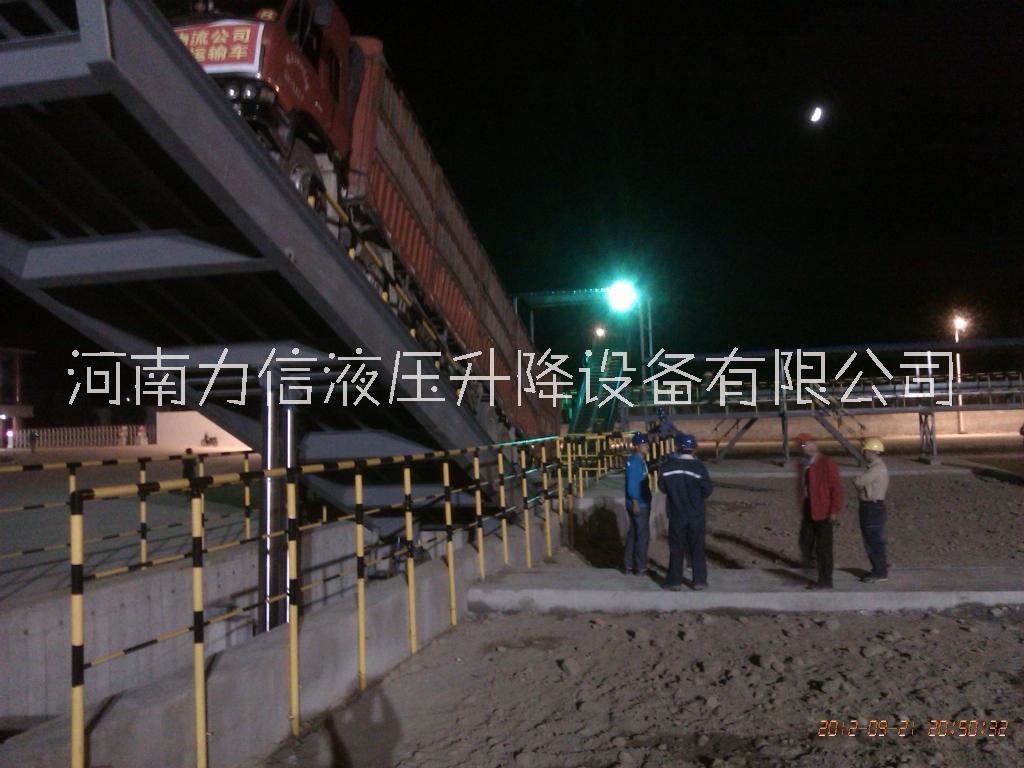 湖南散貨汽車快速卸貨液壓翻板卸車，湖南木料快速卸車液壓翻板機(jī)